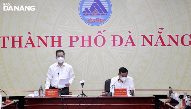 Da Nang Party Committee Secretary Nguyen Van Quang (left) and municipal Peoples Committee Chairman Chinh Le Trung Chinh chair Monday’s meeting to discuss further actions to contain the spread of the highly infectious Delta variant. Photo: LE HUNG