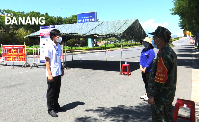 Bí thứ Quận ủy Sơn Trà Trần Thắng Lợi (bên trái) thăm, động viên chốt trực tại phường An Hải Tây. Ảnh: MINH SƠN