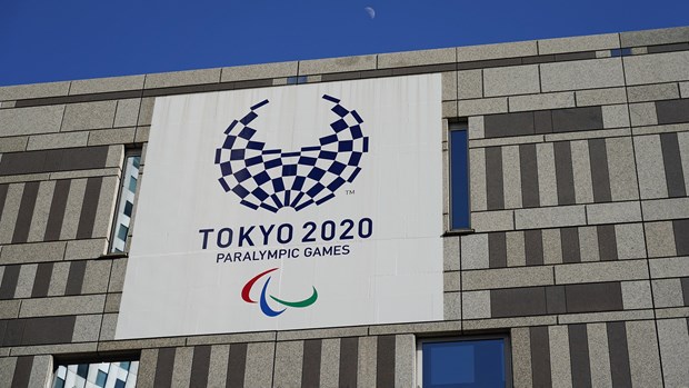 Biểu tượng của Paralympic Tokyo 2020 treo bên ngoài Tòa thị chính Tokyo. (Ảnh: Getty Images)