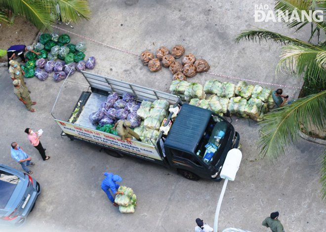 Lực lượng và phương tiện tại chỗ của phường Nại Hiên Đông (quận Sơn Trà) vận chuyển, phân phát nhu yếu phẩm cho người dân ở phường cách ly y tế vào ngày 16-8. Ảnh: HOÀNG HIỆP
