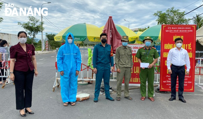 Leaders of Ngu Hanh Son District visit and present cash gifts to staff at a COVID-19 checkpoint. Photo: N.P