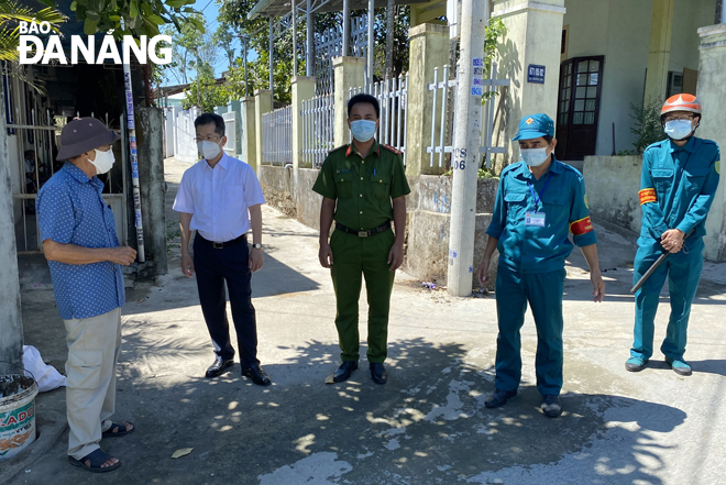 Da Nang Party Committee Secretary Nguyen Van Quang (second from the left) inspects the a rental complex in residential group No.12 in Hoa Tho Tay Ward, Cam Le District, August 17, 2021.