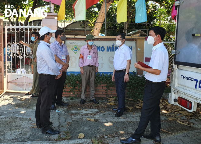 Da Nang Party Committee Secretary Nguyen Van Quang (second from the right) checks the COVID-19 sampling site in residential group No. 8 in Hoa Tho Dong Ward, Cam Le District, August 17, 2021.