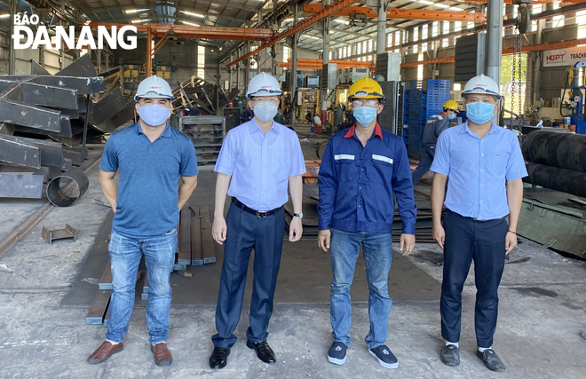   Da Nang Party Committee Secretary Nguyen Van Quang (second from the left) inspects the compliance with COVID-19 prevention and control rules at the Ha Giang Phuoc Tuong Mechanical Engineering Joint Stock Company Hoa Cam Industrial Park, August 17, 2021.