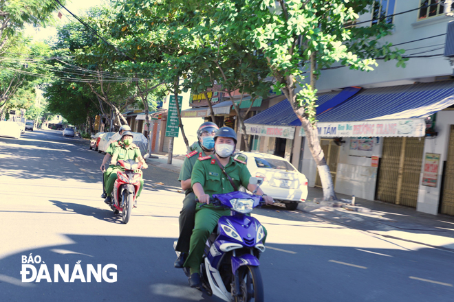 Police in Hai Chau District are patrolling to take action against anyone who violates strict stay-at-home orders. Photo: NGOC PHU