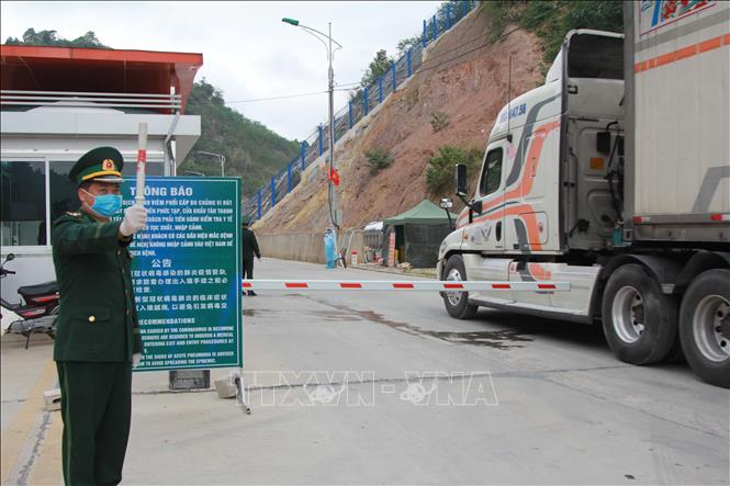 Cán bộ biên phòng Tân Thanh điều tiết xe xuất khẩu nông sản (ảnh tư liệu).