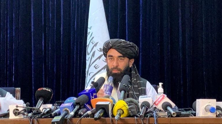 Người phát ngôn Taliban Zabihullah Mujahid tại buổi họp báo đầu tiên sau khi phong trào này giành quyền kiểm soát Afghanistan ngày 17/8 tại Kabul. Ảnh: India Today