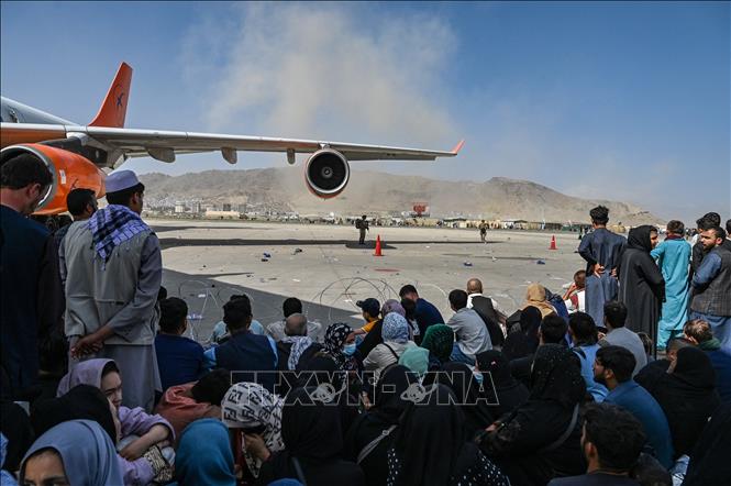 Đám đông người sơ tán chờ đợi được rời khỏi Afghanistan tại sân bay quốc tế ở Kabul, ngày 16/8/2021, khi Taliban tuyên bố kiểm soát quốc gia Tây Nam Á. Ảnh: AFP/TTXVN