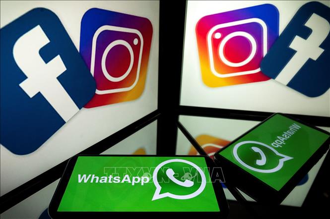 Biểu tượng của WhatsApp và mạng xã hội Facebook. Ảnh: AFP/TTXVN