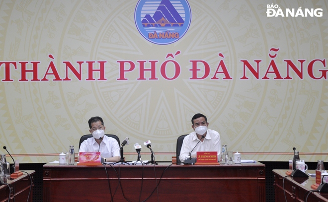 Da Nang Party Committee Secretary Nguyen Van Quang (left) and municipal Peoples Committee Chairman Le Trung Chinh chair Monday’s meeting to discuss further actions to contain the spread of the highly infectious Delta variant. Photo: LE HUNG