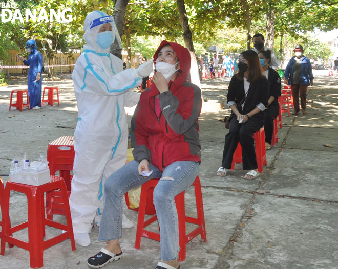 Nhân viên y tế quận Thanh Khê lấy mẫu xét nghiệm SARS-CoV-2 cho người dân các tổ dân phố trên địa bàn. Ảnh: XUÂN DŨNG
