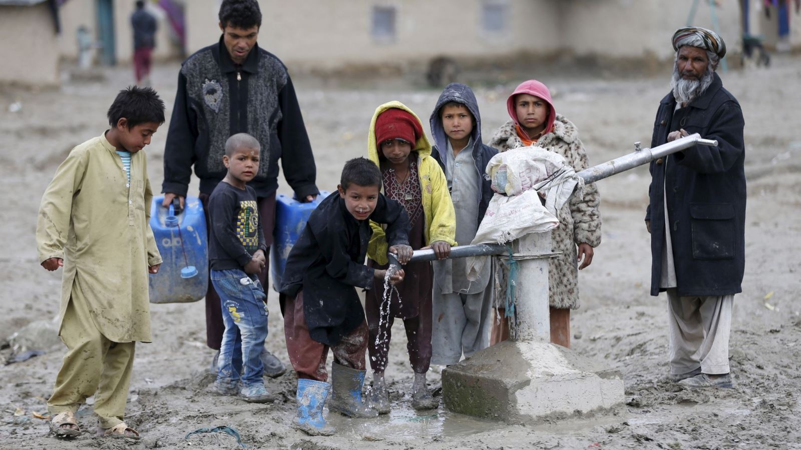 Trẻ em uống nước từ một máy bơm công cộng ở ngoại ô Kabul, Afghanistan ngày 4/3/2016. Ảnh: Getty Images