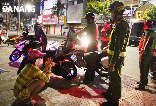 Tổ tuần tra Công an quận Thanh Khê phát hiện, xử lý trường đôi nam nữ bỏ chạy khi thấy lực lượng tuần tra áp sát tối 17-8. Ảnh: XUÂN DŨNG