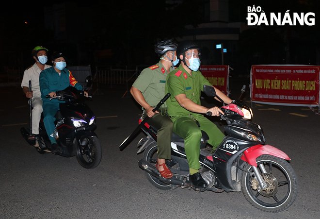 Công an phường An Hải Bắc (quận Sơn Trà) phối hợp với các lực lượng tổ chức tuần tra trên địa bàn khu cư tối 17-8. Ảnh: VĂN HOÀNG