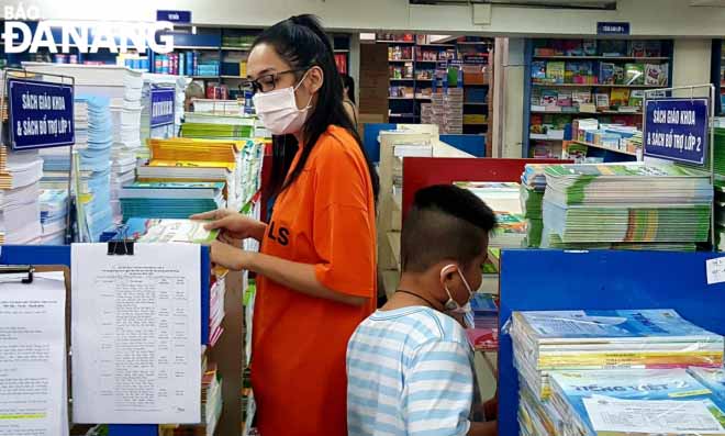 Parents choose books at Da Nang Bookstore in June 2021. Photo: NGOC HA 