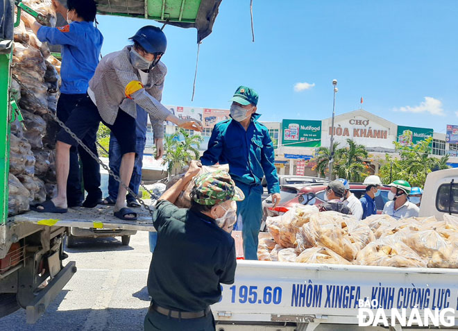 Trucks are used to bring root and tuber vegetables to residents in Hoa Khanh Bac Ward, Lien Chieu District. Photo: TRONG HUNG