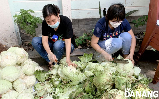 Volunteers in Nam Duong Ward, Hai Chau District clean vegetables before distributing them to local people. Photo: L.P