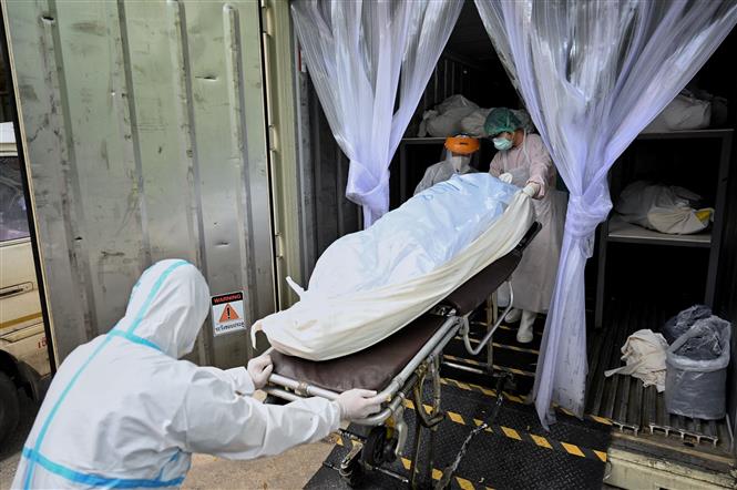Nhân viên y tế chuyển thi thể bệnh nhân Covid-19 tại nhà xác bệnh viện Thammasat ở tỉnh Pathum Thani, ngoại ô Bangkok, Thái Lan ngày 4-8-2021. Ảnh: AFP/TTXVN
