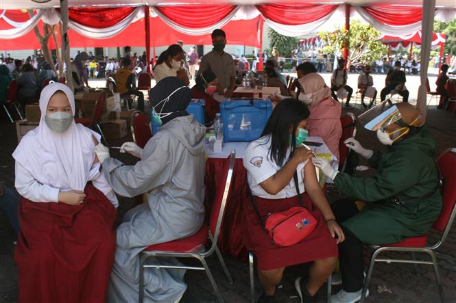 Nhân viên y tế tiêm vaccine phòng Covid-19 cho người dân tại Surabaya, Đông Java, Indonesia, ngày 12-8-2021. Ảnh: THX/ TTXVN
