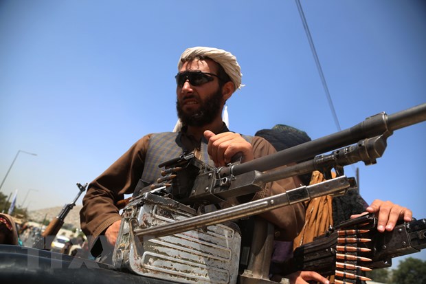 Tay súng Taliban sau khi giành quyền kiểm soát thủ đô Kabul (Afghanistan) ngày 16-8-2021. (Ảnh: THX/TTXVN)