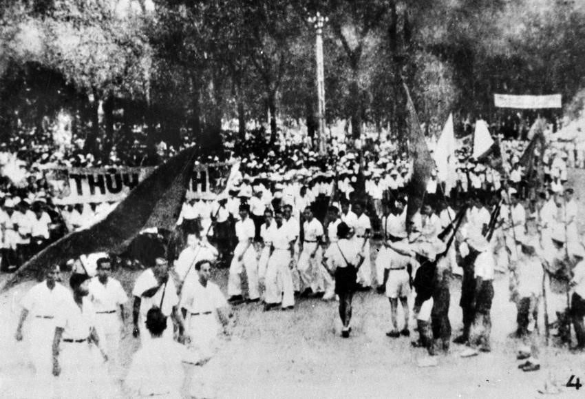 Đồng bào Sài Gòn hưởng ứng Lời kêu gọi Tổng khởi nghĩa của Trung ương Đảng và Chủ tịch Hồ Chí Minh. (Ảnh: Tư liệu/TTXVN phát)
