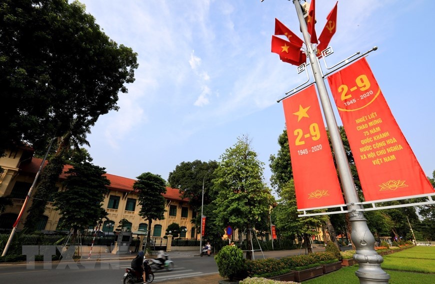 Trên khắp phố, phường của Thủ đô Hà Nội được trang hoàng rực rỡ cờ, hoa, băngrôn, ápphích…chào mừng 75 năm Quốc khánh nước Cộng hòa xã hội chủ nghĩa Việt Nam. (Ảnh: Thành Đạt/TTXVN)