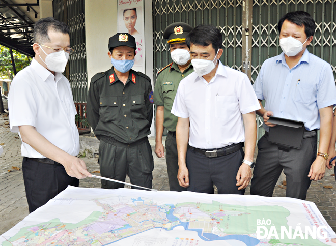 Bí thư Thành ủy Nguyễn Văn Quảng (ngoài cùng, bên trái) kiểm tra thực tế công tác phòng, chống dịch tại quận Liên Chiểu, chiều 1-8. Ảnh: LÊ HÙNG