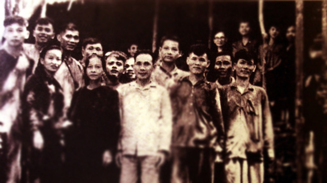 Hình ảnh các đồng chí trong Ban bạo động khởi nghĩa giành chính quyền tại Quảng Nam - Đà Nẵng năm 1945 được trưng bày tại Bảo tàng Đà Nẵng. Người đứng giữa là ông Lê Văn Hiến. Ảnh tư liệu