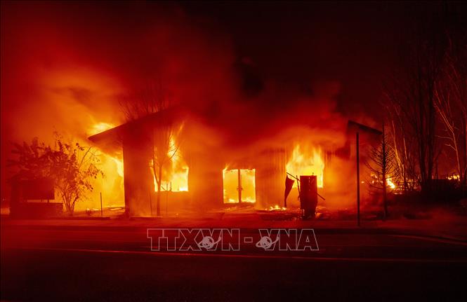 Lửa bốc dữ dội từ các đám cháy rừng Dixie tại California, Mỹ, ngày 4-8-2021. Ảnh: AFP/TTXVN