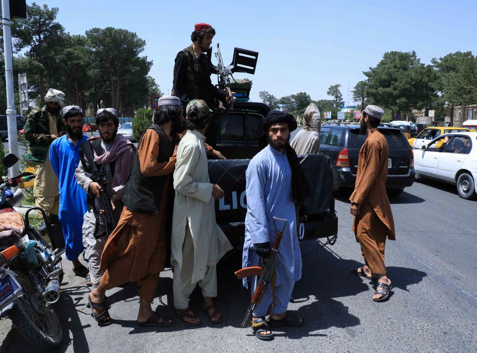 Lực lượng Taliban tuần tra trên một con phố ở Herat, Afghanistan hôm 14-8. Ảnh: Reuters