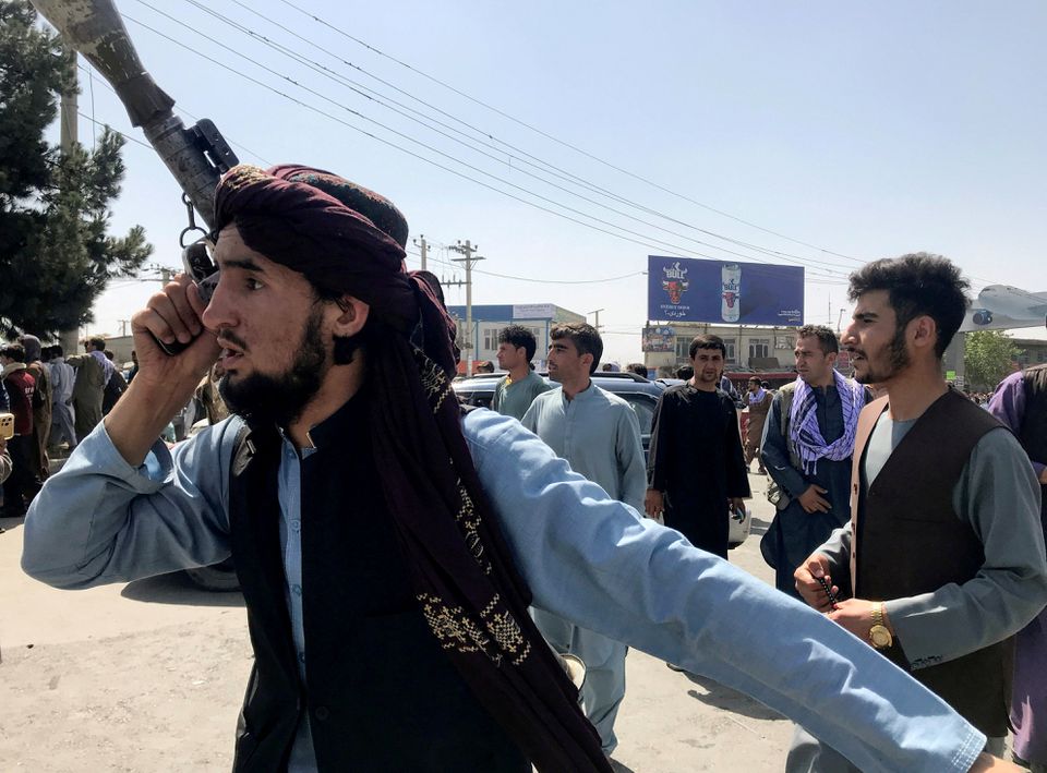 Một thành viên của lực lượng Taliban kiểm tra khu vực bên ngoài Sân bay Quốc tế Hamid Karzai ở Kabul, Afghanistan ngày 16-8. Ảnh: Reuters