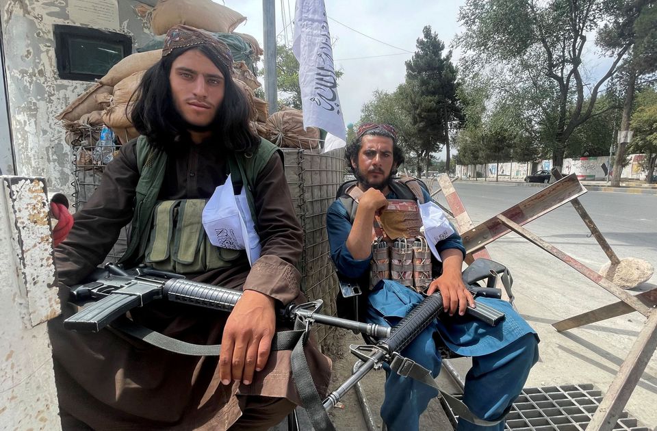 Các thành viên của lực lượng Taliban ngồi tại một trạm kiểm soát ở Kabul, Afghanistan hôm 17-8. Ảnh: Reuters