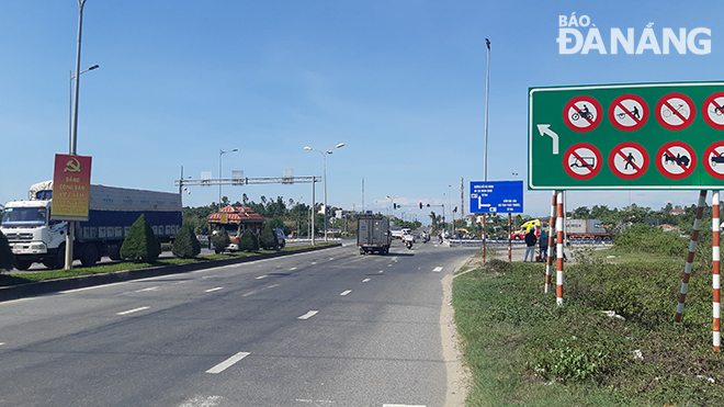 The intersection of Da Nang - Quang Ngai Expressway and the 14B Highway in Hoa Nhon Commune, Hoa Vang District shows some damaged spots