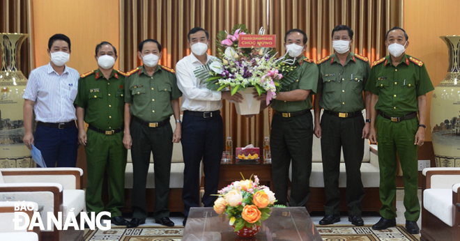 Da Nang People's Committee Chairman Le Trung Chinh (fourth from the left) presents congratulatory bouquet to the municipal Police Department on the occasion of the 76th anniversary of Traditional Day of People’s Public Security Forces (August 19). Photo: PV