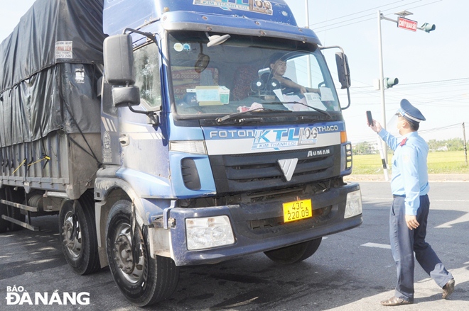 For essential goods transporting vehicles enjoying the ‘green lane’, after making medical declaration by QR-codes, they will be circulated into the city. Photo: LE HUNG