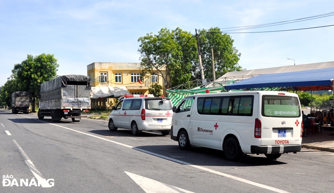 On the morning of August 19, most vehicles entering Da Nang were mainly vehicles carrying essential goods and food and ambulances transporting those in emergency cases to hospital. Photo: LE HUNG