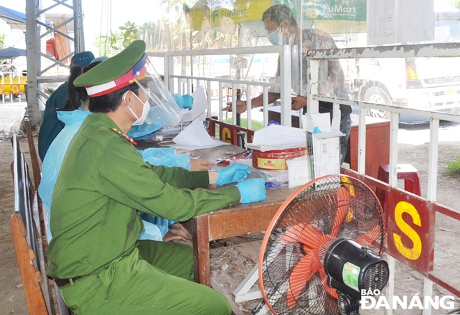  For nearly 3 months, the inter-sectoral forces at the checkpoints  have been diligently performing their assigned tasks. Photo: LE HUNG