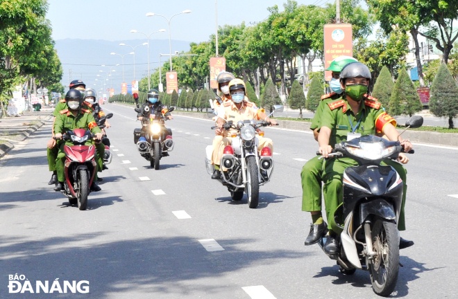 The 911 Police Force conduct patrols on the National Highway 14B to promptly detect and handle cases of illegal commuters, including those taking advantage of narrow trails to illegally enter the city. Photo: LE HUNG