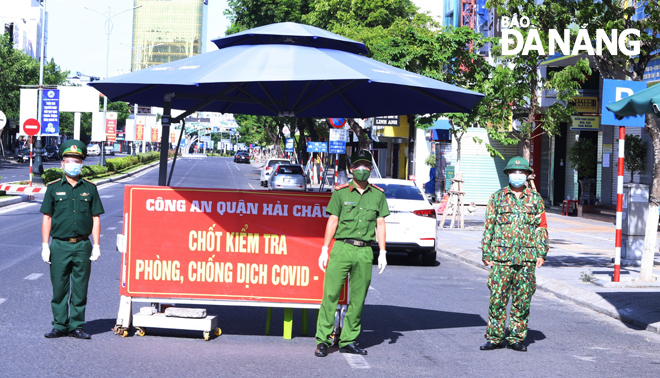 Việc kiểm soát chặt tại các chốt, cũng như tuần tra khép kín địa bàn, người dân thành phố đã chấp hành tốt chủ trương giãn cách xã hội để truy vết F0 ra khỏi cộng đồng. Trong ảnh: Chốt kiểm soát 3 lực lượng công an, quân đội và biên phòng tại đường Nguyễn Văn Linh, quận Hải Châu.