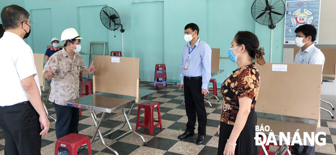 Vice Chairman Ho Ky Minh (middle) carrying out inspections at the Tan Long Packaging Production Company. Photo PV