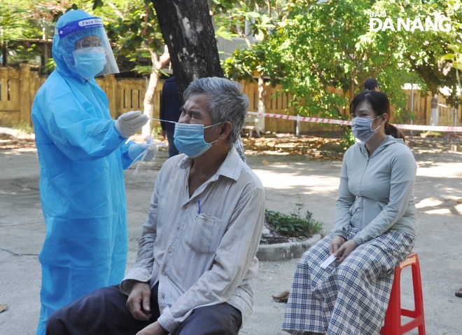 Nhân viên y tế quận Sơn Trà lấy mẫu đại diện hộ gia đình trên địa bàn phường An Hải Đông. Ảnh: LÊ HÙNG