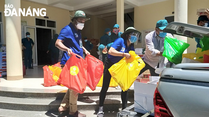 Essential goods are being loaded onto a pickup truck at the Hoa Hai ward office. Photo: MINH SON