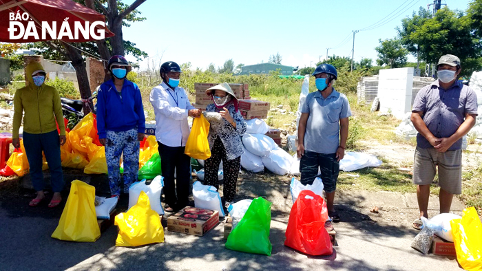 Essential goods are promptly handed over to poor people. Photo: MINH SON