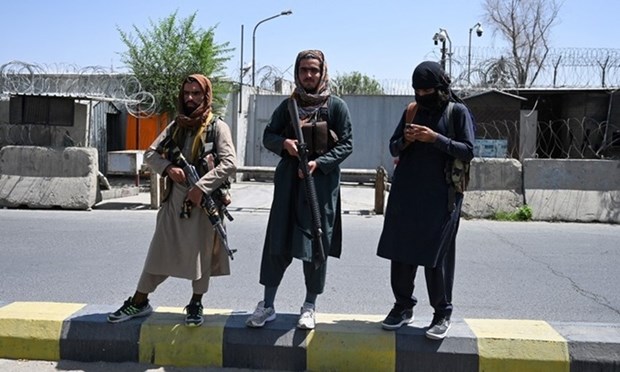 Các tay súng Taliban canh gác một con đường ở thủ đô Kabul, Afghanistan. (Ảnh: AFP)