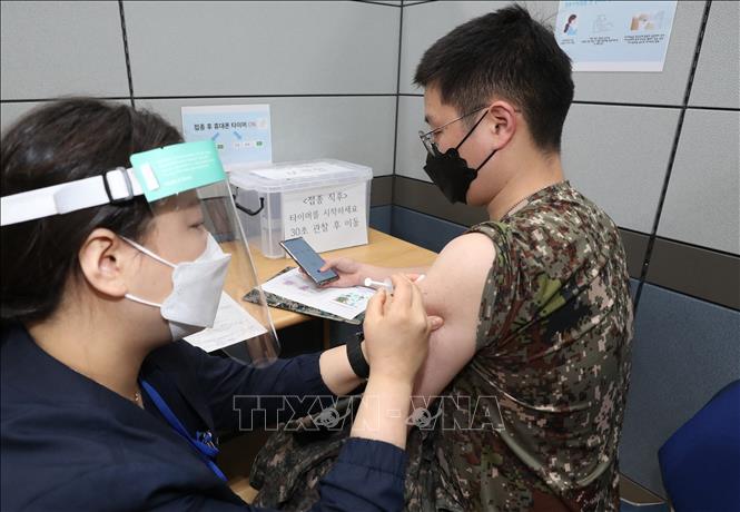 Tiêm vaccine COVID-19 tại Seongnam, Hàn Quốc. Ảnh: AFP/TTXVN