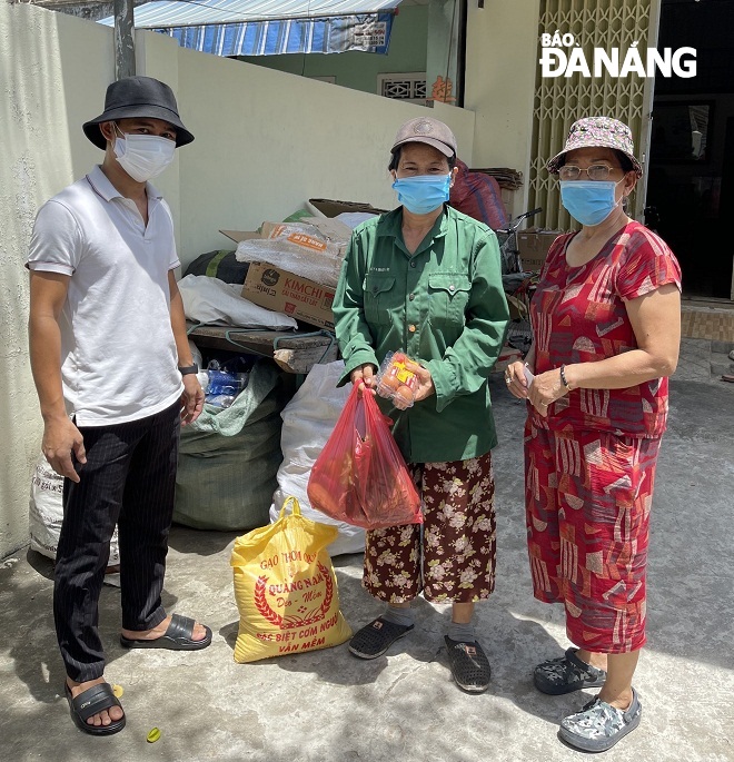 Not only exempting or reducing the rent, but landlords in Hoa Khanh Bac Ward, Lien Chieu District also give food provisions to their tenants. Photo: NGOC DOAN