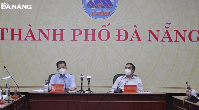 Da Nang Party Committee Nguyen Van Quang (left) and municipal Peoples Committee Chairman Le Trung Chinh (right) co-chair an online meeting on Thursday afternoon to discuss further steps to tackle COVID-19. Photo: LE HUNG