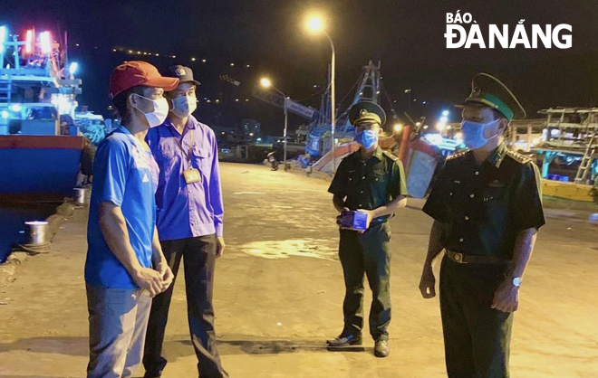 Colonel Do Van Dong (right), Political Commissar of the Da Nang Border Guard visits to give encouragement to the staff on duty at the Tho Quang fishing wharf