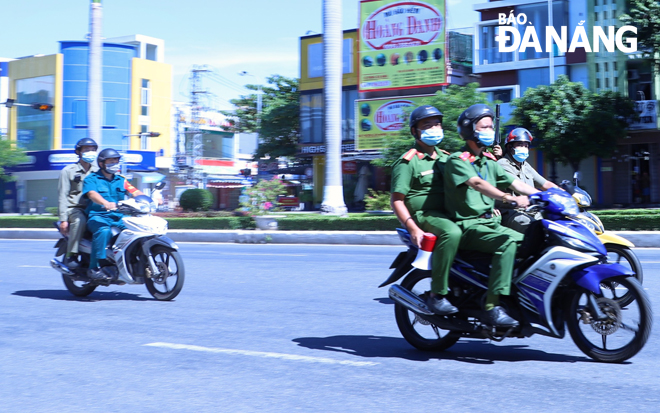 In addition to staffing at checkpoints, police and military personnel are patrolling across Da Nang to take action against anyone who violates the stay-at-home orders.