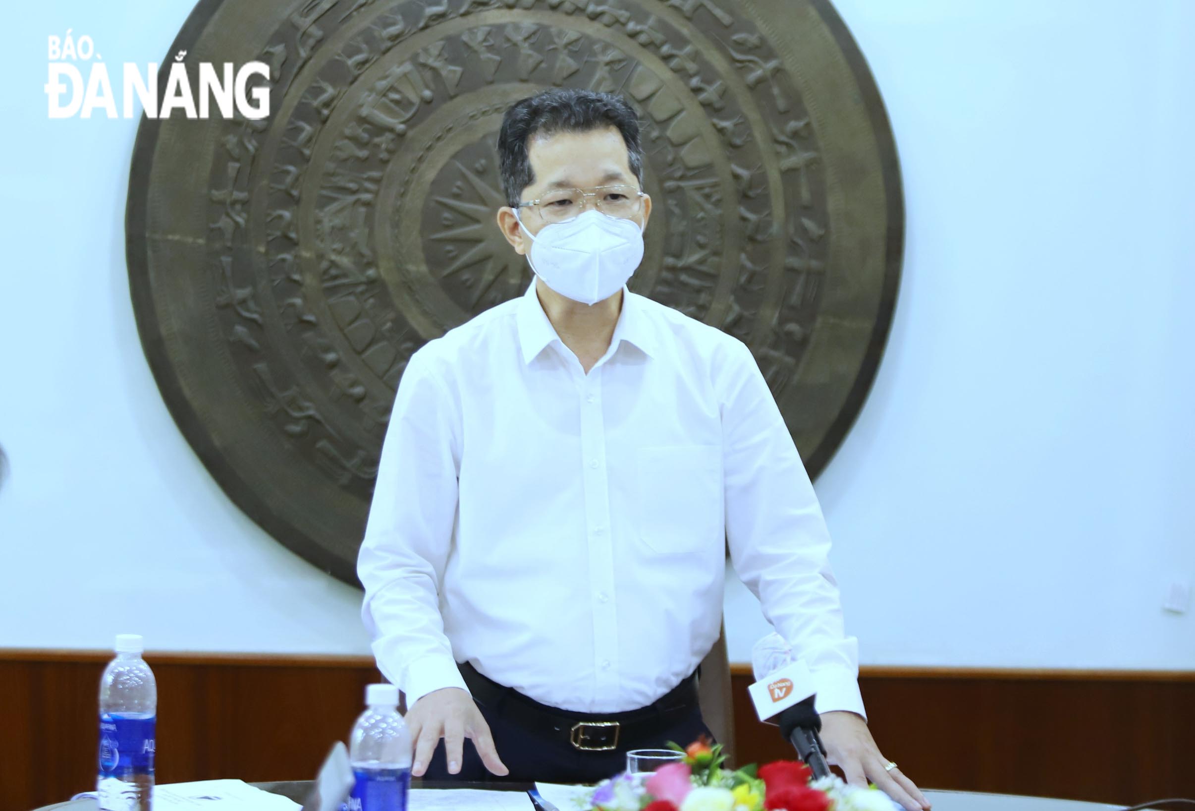 Da Nang Party Committee Secretary Nguyen Van Quang gives his instructions during his working session with the leaders of the Hai Chau District authorities on COVID-19 prevention and control, August 20, 2021. Photo: NGOC PHU